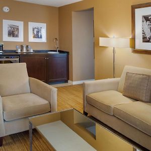 Deluxe One-Bedroom King Suite